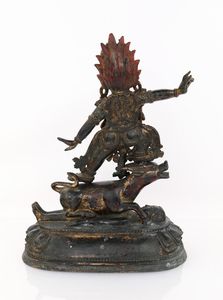 Scultura in bronzo raffigurante Yama Dharmaraja, Tibet, XVII secolo  - Asta Collezioni Private - Mobili, Oggetti d'Arte e Dipinti Antichi e del XIX Secolo - Associazione Nazionale - Case d'Asta italiane