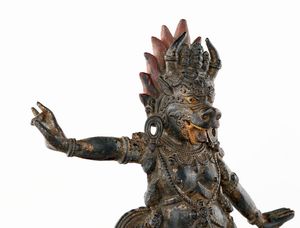 Scultura in bronzo raffigurante Yama Dharmaraja, Tibet, XVII secolo  - Asta Collezioni Private - Mobili, Oggetti d'Arte e Dipinti Antichi e del XIX Secolo - Associazione Nazionale - Case d'Asta italiane