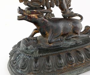 Scultura in bronzo raffigurante Yama Dharmaraja, Tibet, XVII secolo  - Asta Collezioni Private - Mobili, Oggetti d'Arte e Dipinti Antichi e del XIX Secolo - Associazione Nazionale - Case d'Asta italiane