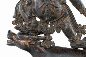Scultura in bronzo raffigurante Yama Dharmaraja, Tibet, XVII secolo  - Asta Collezioni Private - Mobili, Oggetti d'Arte e Dipinti Antichi e del XIX Secolo - Associazione Nazionale - Case d'Asta italiane