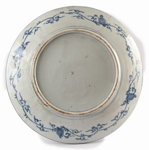 Grande piatto in porcellana di Imari, Arita, Giappone, XX secolo  - Asta Collezioni Private - Mobili, Oggetti d'Arte e Dipinti Antichi e del XIX Secolo - Associazione Nazionale - Case d'Asta italiane