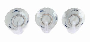 Tre piatti in porcellana Imari, Arita, Giappone, prima met XX secolo  - Asta Collezioni Private - Mobili, Oggetti d'Arte e Dipinti Antichi e del XIX Secolo - Associazione Nazionale - Case d'Asta italiane