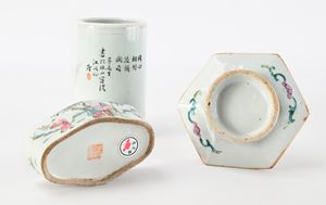 Lotto composto da cinque oggetti in porcellana, Cina, periodo della Repubblica  - Asta Collezioni Private - Mobili, Oggetti d'Arte e Dipinti Antichi e del XIX Secolo - Associazione Nazionale - Case d'Asta italiane