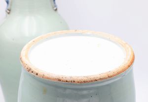 Due vasi a balaustro in porcellana dalle simili caratteristiche, Cina  - Asta Collezioni Private - Mobili, Oggetti d'Arte e Dipinti Antichi e del XIX Secolo - Associazione Nazionale - Case d'Asta italiane