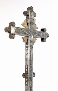 Crocifisso da tavolo in legno e madreperla incisa, artigianato betlemita, XIX secolo  - Asta Collezioni Private - Mobili, Oggetti d'Arte e Dipinti Antichi e del XIX Secolo - Associazione Nazionale - Case d'Asta italiane