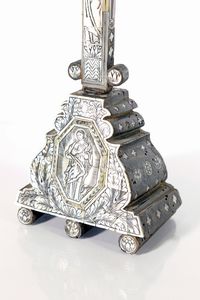 Crocifisso da tavolo in legno e madreperla incisa, artigianato betlemita, XIX secolo  - Asta Collezioni Private - Mobili, Oggetti d'Arte e Dipinti Antichi e del XIX Secolo - Associazione Nazionale - Case d'Asta italiane