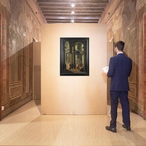 Scuola veneta del XVIII secolo : Capriccio con rovine architettoniche e figure  - Asta Collezioni Private - Mobili, Oggetti d'Arte e Dipinti Antichi e del XIX Secolo - Associazione Nazionale - Case d'Asta italiane
