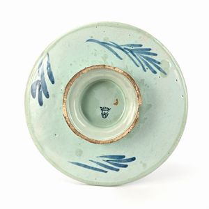 Alzatina in maiolica bianca e blu con figure, Liguria, XVIII secolo  - Asta Collezioni Private - Mobili, Oggetti d'Arte e Dipinti Antichi e del XIX Secolo - Associazione Nazionale - Case d'Asta italiane