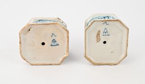 Coppia di saliere in maiolica bianca e blu, Savona, XVIII secolo  - Asta Collezioni Private - Mobili, Oggetti d'Arte e Dipinti Antichi e del XIX Secolo - Associazione Nazionale - Case d'Asta italiane