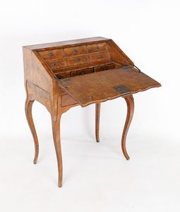 Raro scrittoio a ribalta in noce e radica di noce a doppio uso, Italia settentrionale, met del XVIII secolo  - Asta Collezioni Private - Mobili, Oggetti d'Arte e Dipinti Antichi e del XIX Secolo - Associazione Nazionale - Case d'Asta italiane