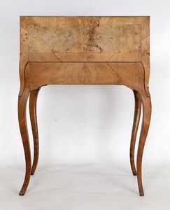 Raro scrittoio a ribalta in noce e radica di noce a doppio uso, Italia settentrionale, met del XVIII secolo  - Asta Collezioni Private - Mobili, Oggetti d'Arte e Dipinti Antichi e del XIX Secolo - Associazione Nazionale - Case d'Asta italiane