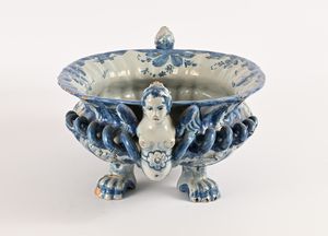 Grande centrotavola in maiolica, Cantagalli, Firenze, fine del XIX secolo  - Asta Collezioni Private - Mobili, Oggetti d'Arte e Dipinti Antichi e del XIX Secolo - Associazione Nazionale - Case d'Asta italiane