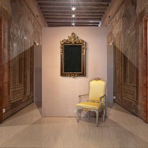 Specchiera in legno color noce e legno dorato, Roma, XVIII secolo  - Asta Collezioni Private - Mobili, Oggetti d'Arte e Dipinti Antichi e del XIX Secolo - Associazione Nazionale - Case d'Asta italiane