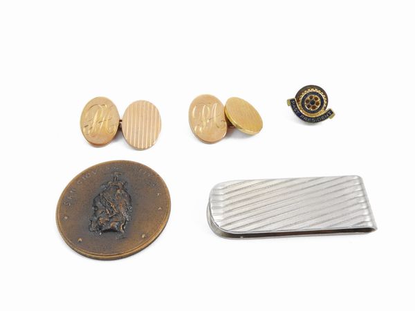 Paio di gemelli in oro 375/1000 incisi con le iniziali di Pietro Annigoni  - Asta I gioielli di Rosa Segreto Annigoni - Associazione Nazionale - Case d'Asta italiane