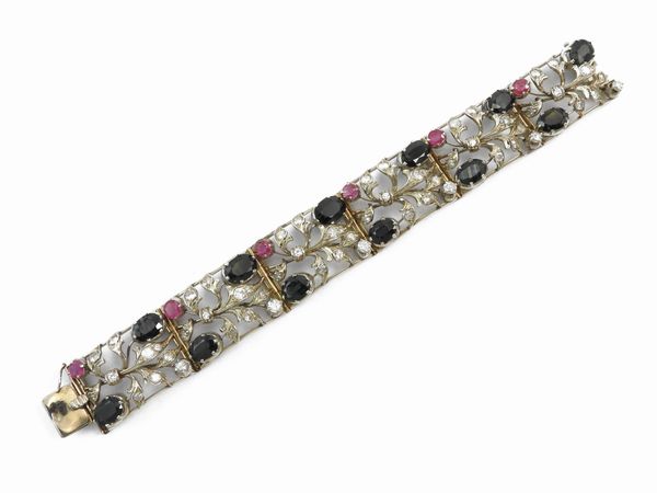 Bracciale in oro giallo e bianco con diamanti, zaffiri e rubini  - Asta I gioielli di Rosa Segreto Annigoni - Associazione Nazionale - Case d'Asta italiane