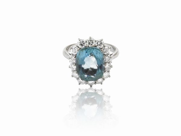 Anello a margherita in oro bianco con diamanti e acquamarina  - Asta I gioielli di Rosa Segreto Annigoni - Associazione Nazionale - Case d'Asta italiane