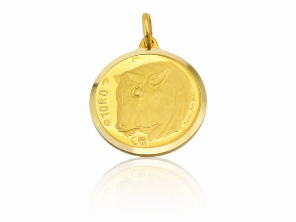 Pietro Annigoni : Medaglia pendente in oro giallo con segno zodiacale del Toro, Anni Settanta  - Asta I gioielli di Rosa Segreto Annigoni - Associazione Nazionale - Case d'Asta italiane
