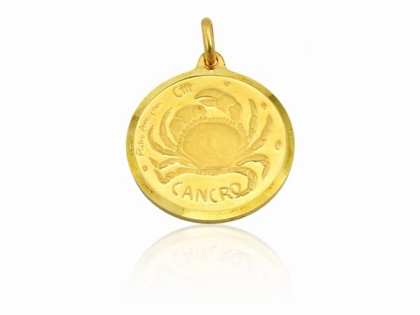 Pietro Annigoni : Medaglia pendente in oro giallo con segno zodiacale del Cancro, Anni Settanta  - Asta I gioielli di Rosa Segreto Annigoni - Associazione Nazionale - Case d'Asta italiane
