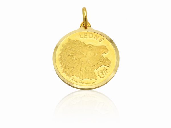 Pietro Annigoni : Medaglia pendente in oro giallo con segno zodiacale del Leone, Anni Settanta  - Asta I gioielli di Rosa Segreto Annigoni - Associazione Nazionale - Case d'Asta italiane