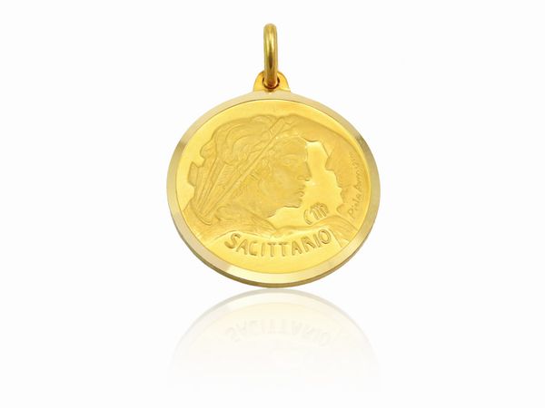 Pietro Annigoni : Medaglia pendente in oro giallo con segno zodiacale del Sagittario, Anni Settanta  - Asta I gioielli di Rosa Segreto Annigoni - Associazione Nazionale - Case d'Asta italiane