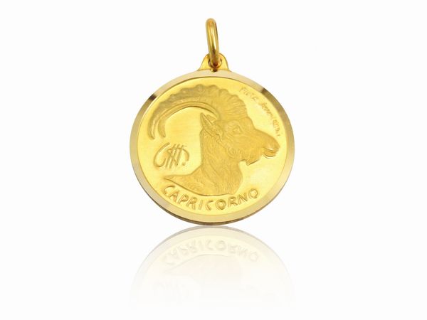 Pietro Annigoni : Medaglia pendente in oro giallo con segno zodiacale dei Capricorno, Anni Settanta  - Asta I gioielli di Rosa Segreto Annigoni - Associazione Nazionale - Case d'Asta italiane