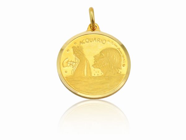 Pietro Annigoni : Medaglia pendente in oro giallo con segno zodiacale dell'Acquario, Anni Settanta  - Asta I gioielli di Rosa Segreto Annigoni - Associazione Nazionale - Case d'Asta italiane