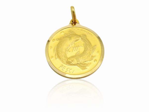 Pietro Annigoni : Medaglia pendente in oro giallo con segno zodiacale dei Pesci, Anni Settanta  - Asta I gioielli di Rosa Segreto Annigoni - Associazione Nazionale - Case d'Asta italiane