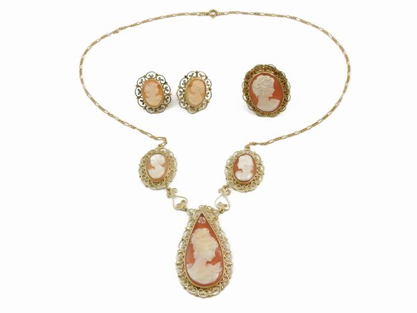 Demi-parure collana, anello e orecchini in oro giallo con cammei in conchiglia  - Asta I gioielli di Rosa Segreto Annigoni - Associazione Nazionale - Case d'Asta italiane
