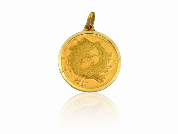 Pietro Annigoni : Medaglia pendente in oro giallo con segno zodiacale dei Pesci, Anni Settanta  - Asta I gioielli di Rosa Segreto Annigoni - Associazione Nazionale - Case d'Asta italiane