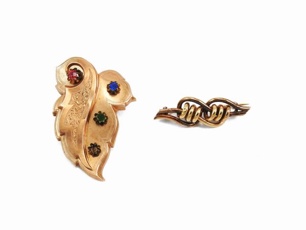 Due spille d'epoca in oro a basso titolo con paste vitree  - Asta I gioielli di Rosa Segreto Annigoni - Associazione Nazionale - Case d'Asta italiane