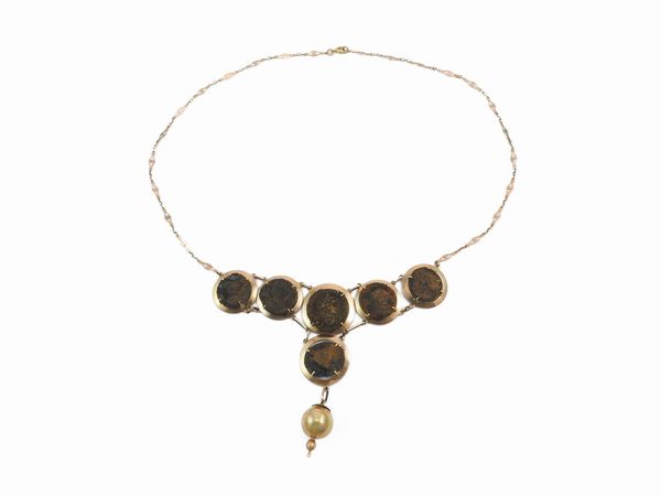 Collana in oro rosso a basso titolo con riproduzioni di monete  - Asta I gioielli di Rosa Segreto Annigoni - Associazione Nazionale - Case d'Asta italiane