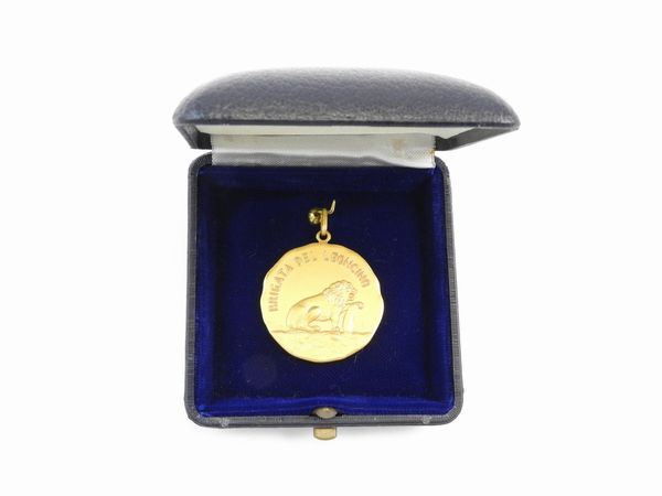 Medaglia  in oro giallo Brigata del Leoncino a Pietro Annigoni, 1976  - Asta I gioielli di Rosa Segreto Annigoni - Associazione Nazionale - Case d'Asta italiane