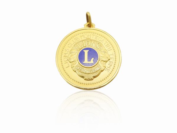 Medaglia Lions Club Montecatini Terme in oro giallo, 1976  - Asta I gioielli di Rosa Segreto Annigoni - Associazione Nazionale - Case d'Asta italiane