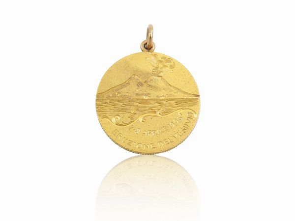 Medaglia Eruzione del Vesuvio 1906 in oro giallo  - Asta I gioielli di Rosa Segreto Annigoni - Associazione Nazionale - Case d'Asta italiane