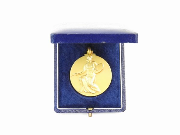 Medaglia in oro giallo Allegoria della Pittura a Pietro Annigoni  - Asta I gioielli di Rosa Segreto Annigoni - Associazione Nazionale - Case d'Asta italiane