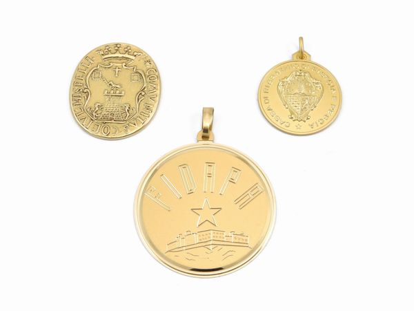Tre medaglie in oro giallo  - Asta I gioielli di Rosa Segreto Annigoni - Associazione Nazionale - Case d'Asta italiane
