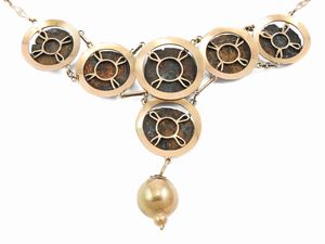 Collana in oro rosso a basso titolo con riproduzioni di monete  - Asta I gioielli di Rosa Segreto Annigoni - Associazione Nazionale - Case d'Asta italiane