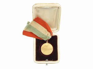 Medaglia Eruzione del Vesuvio 1906 in oro giallo  - Asta I gioielli di Rosa Segreto Annigoni - Associazione Nazionale - Case d'Asta italiane