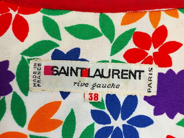 Saint Laurent rive gauche - Tailleur tre pezzi in crepe di seta a motivo floreale su fondo bianco  - Asta Vintagemania - Associazione Nazionale - Case d'Asta italiane