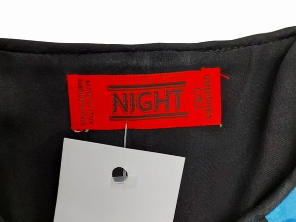 Night Valentino - Tailleur in seta fantasia floreale su fondo nero  - Asta Vintagemania - Associazione Nazionale - Case d'Asta italiane