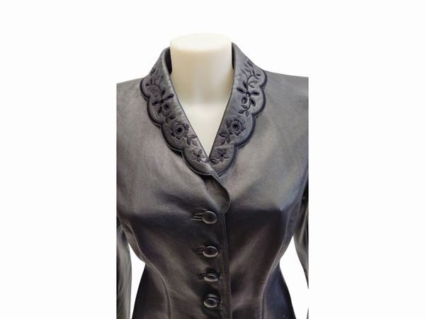 Escada - Tailleur in nappa blu con ricamo traforato  - Asta Vintagemania - Associazione Nazionale - Case d'Asta italiane