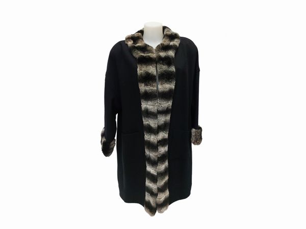 Cappotto in lana nera con bordura, collo e polsi in pelliccia di cincill  - Asta Vintagemania - Associazione Nazionale - Case d'Asta italiane