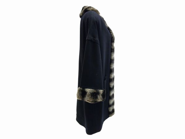 Cappotto in lana nera con bordura, collo e polsi in pelliccia di cincill  - Asta Vintagemania - Associazione Nazionale - Case d'Asta italiane