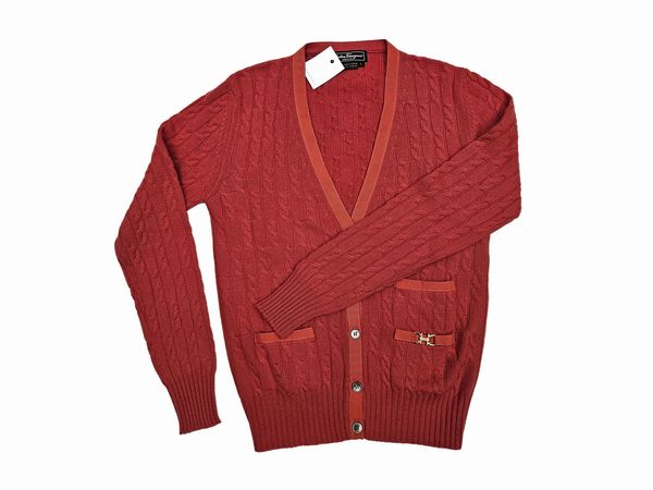 Salvatore Ferragamo - Cardigan in cashmere color corallo  - Asta Vintagemania - Associazione Nazionale - Case d'Asta italiane