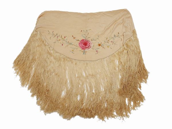 Grande scialle in seta beige con ricamo floreale  - Asta Vintagemania - Associazione Nazionale - Case d'Asta italiane