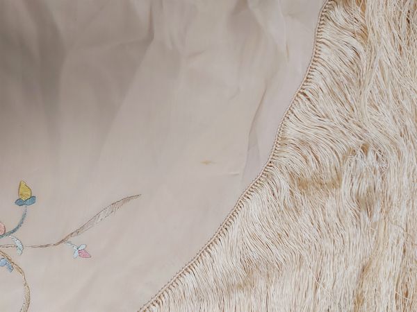 Grande scialle in seta beige con ricamo floreale  - Asta Vintagemania - Associazione Nazionale - Case d'Asta italiane