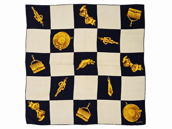 Chanel - Foulard in seta bianco e blu  - Asta Vintagemania - Associazione Nazionale - Case d'Asta italiane