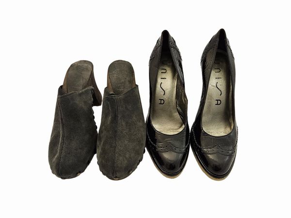 Sabot Bosabo in suede grigio e Decollet in vernice nera  - Asta Vintagemania - Associazione Nazionale - Case d'Asta italiane