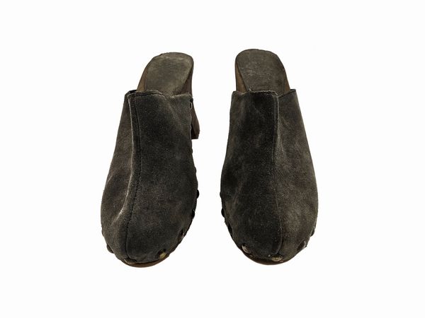 Sabot Bosabo in suede grigio e Decollet in vernice nera  - Asta Vintagemania - Associazione Nazionale - Case d'Asta italiane