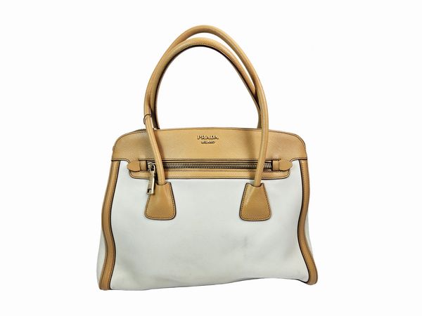 Prada - Borsa a spalla in pelle color panna e nocciola  - Asta Vintagemania - Associazione Nazionale - Case d'Asta italiane